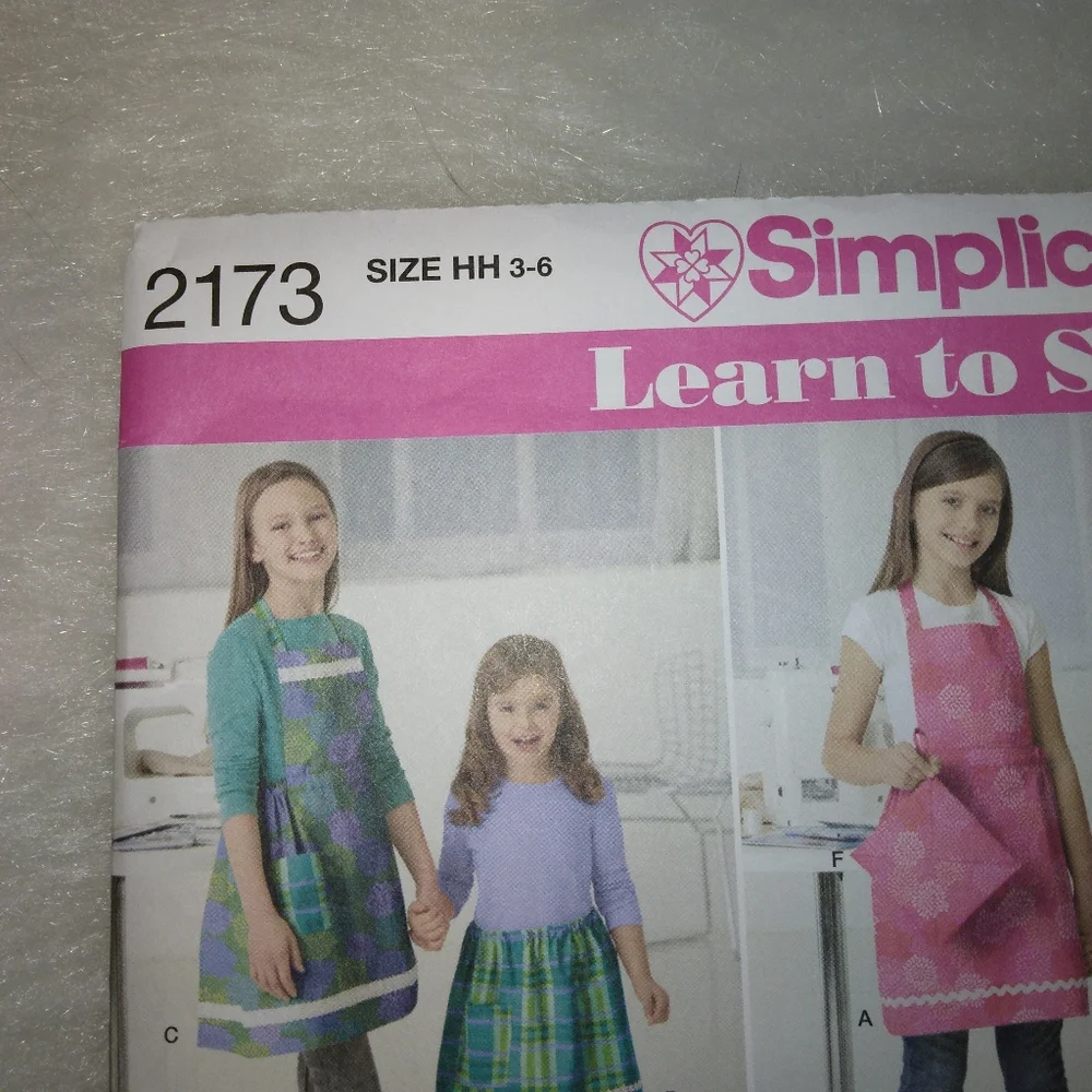 SIMPLICITY 2173 Sz 3-6 Learn to Sew Child and Girls APRONS by Andrea Schewe
